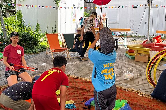 Mit Begeisterung haben sich die Kinder beim Ferien-Zirkusprojekt als kleine Artisten ausprobiert. (Bild: QM Glasower Straße)