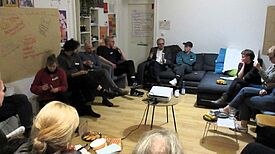 Die Mitglieder des Quartiersrats sowie Projektverantwortliche waren zu Gast im Jugendklub und diskutierten über Maßnahmen zur Verbesserung des Donaukiezes. (Bild: Jens Sethmann)