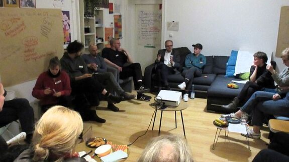 Die Mitglieder des Quartiersrats sowie Projektverantwortliche waren zu Gast im Jugendklub und diskutierten über Maßnahmen zur Verbesserung des Donaukiezes. (Bild: Jens Sethmann)