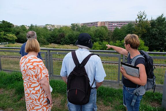 Anhand konkreter Beispiele zeigte Doreen Hantuschke den Teilnehmenden, welche Wirkung Bäume auf das Stadtklima haben. (Bild: QM Hellersdorfer Promenade)