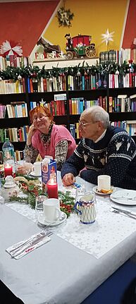 An den festlich geschmückten ließen sich die Anwesenden das vorbereitete Essen schmecken und kamen miteinander ins Gespräch. (Bild: Monika Wahrmann)