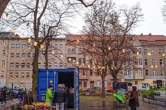 Die angebrachten Laternen über dem Lutherplatz. (Foto: www.salecker.info)