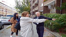Senioren prüfen den Wassertorkiez auf Barrierefreiheit. Bild: QM Wassertorplatz