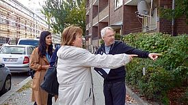Senioren prüfen den Wassertorkiez auf Barrierefreiheit. Bild: QM Wassertorplatz