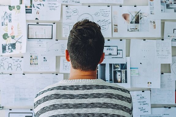 Welche Möglichkeiten haben Kommunen und weitere engagierte Akteurinnen und Akteure, um Gemeinwesenarbeit (GWA) – insbesondere in benachteiligten Nachbarschaften – strukturell zu verankern? Antworten liefert eine vom Bundesministerium des Innern, für Bau und Heimat (BMI) beauftragte neue Studie. Bild: Startup Stock Photo / pexels