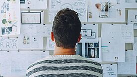 Welche Möglichkeiten haben Kommunen und weitere engagierte Akteurinnen und Akteure, um Gemeinwesenarbeit (GWA) – insbesondere in benachteiligten Nachbarschaften – strukturell zu verankern? Antworten liefert eine vom Bundesministerium des Innern, für Bau und Heimat (BMI) beauftragte neue Studie. Bild: Startup Stock Photo / pexels