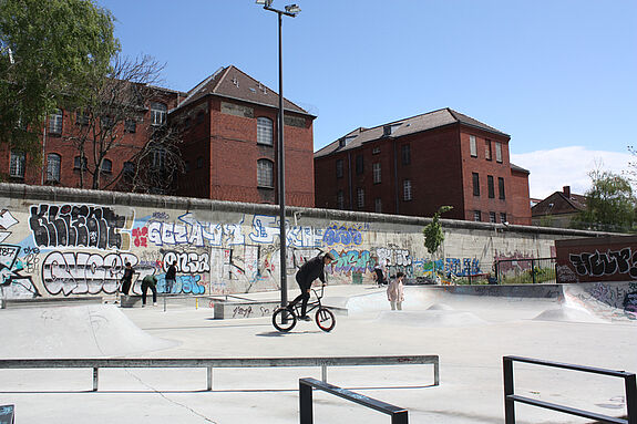 Ein Skaterpark vor dem ehemaligen Gefängnis und Gerichtsgebäude. Bild: Gerald Backhaus
