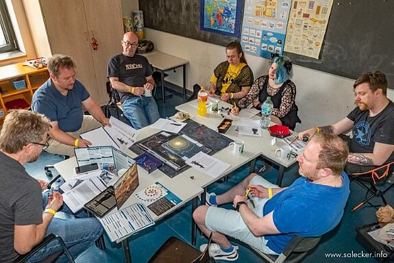 Die vielen Räume der Lynar-Grundschule boten den Teilnehmenden ausreichend Platz. (Bild: www.salecker.info)