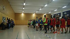 Alle Mannschaften bei der Begrüßung durch die Organisatorin und den Organisatoren. Bild: Weeber+Partner/BENN im QM Mehrower Allee 