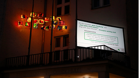 Leinwände im Kiez zeigen Fragen und Antworten zu Zwickmühlen im Alltag. Bild: Antonia Richter