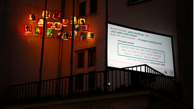 Leinwände im Kiez zeigen Fragen und Antworten zu Zwickmühlen im Alltag. Bild: Antonia Richter