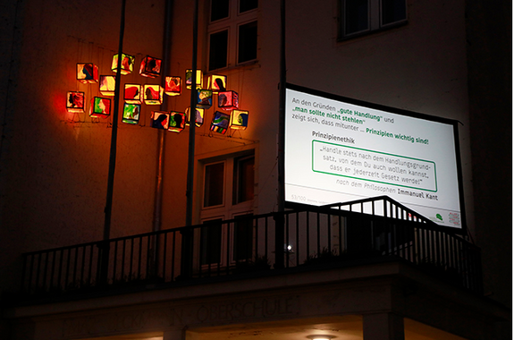 Leinwände im Kiez zeigen Fragen und Antworten zu Zwickmühlen im Alltag. Bild: Antonia Richter