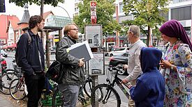 Quartiersmanager Gunnar Zerowsky führte interessierte Nachbarinnen und Nachbarn durch den Kiez. Foto: QM Schillerpromenade