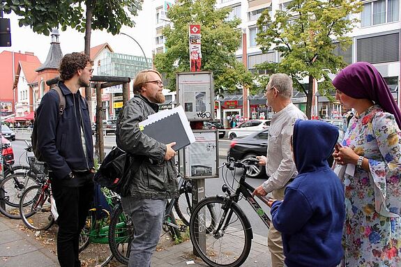Quartiersmanager Gunnar Zerowsky führte interessierte Nachbarinnen und Nachbarn durch den Kiez. Foto: QM Schillerpromenade