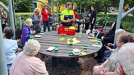 Andreas Geikowski, Präventionsbeauftragter des Polizeiabschnitts 54, beantwortete Fragen zur Sicherheit im Straßenverkehr. (Bild: QM High-Deck-Siedlung / Sonnenallee Süd)
