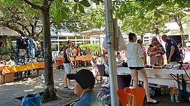 Der Marktplatz rund um die Nahariyastraße erstrahlt in bunter Vielfalt. (Bild: QM Nahariyastraße)