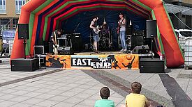 Auf der Bühne auf dem Alice-Salomon-Platz gab es ein buntes Musikprogramm. (Bild: Anka Stahl)