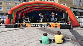 Auf der Bühne auf dem Alice-Salomon-Platz gab es ein buntes Musikprogramm. (Bild: Anka Stahl)