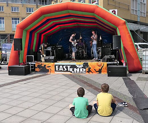 Auf der Bühne auf dem Alice-Salomon-Platz gab es ein buntes Musikprogramm. (Bild: Anka Stahl)