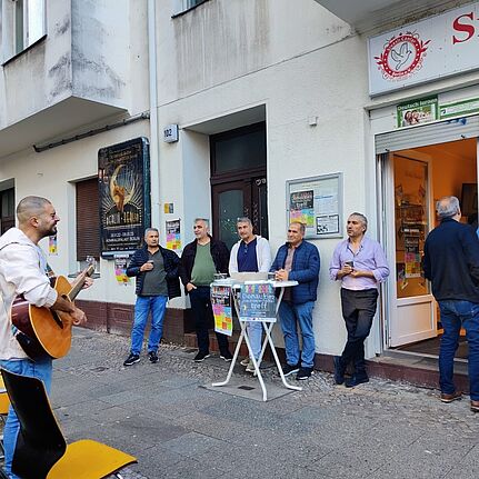 Beim Tag der offenen Tür im Nachbarschaftstreff in der Donaustraße gab es verschiedene musikalische Auftritte. (Bild: Birgit Leiß)
