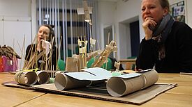 Spielgeräte-Modelle aus Klopapierrollen und Holzspießen. Foto: M. Hühn