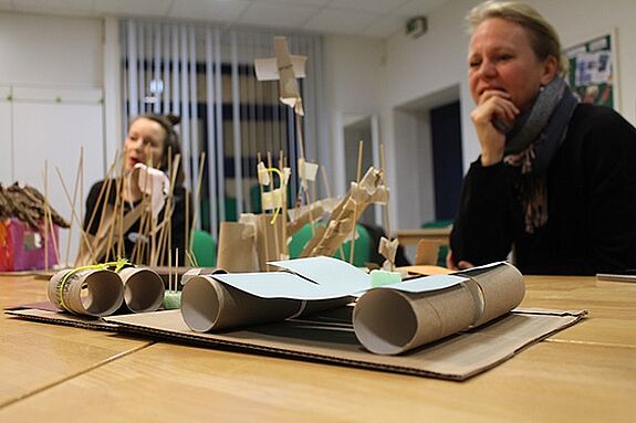 Spielgeräte-Modelle aus Klopapierrollen und Holzspießen. Foto: M. Hühn
