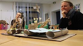 Spielgeräte-Modelle aus Klopapierrollen und Holzspießen. Foto: M. Hühn