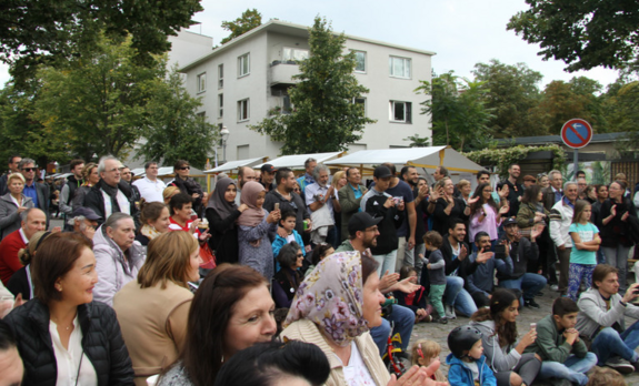 Begeistertes Publikum beim Großgörschenstraßenfest. Bild: Harmonie e.V