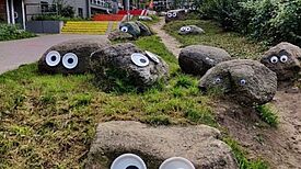 Große Steine mit Pappteller-Augen heißen die Besucherinnen und Besuch des Kleinkunstfestivals willkommen. (Bild: Birgit Leiß)
