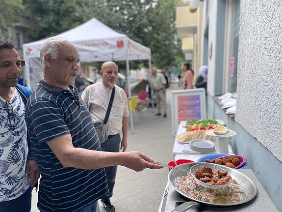 Bei der Eröffnung des Jugendclubs gab es allerlei Köstlichkeiten. (Bild: QM Pankstraße)