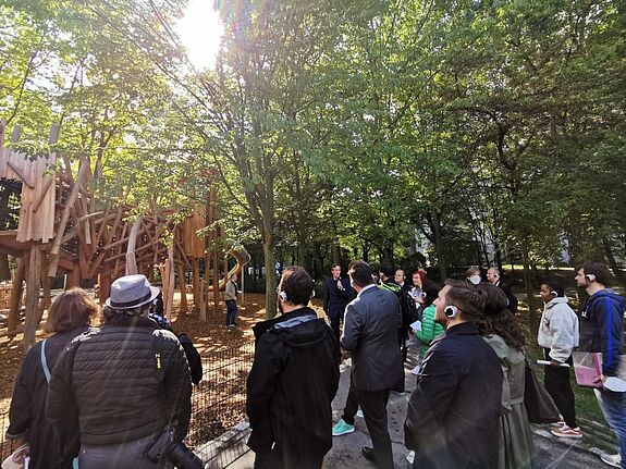 Die Teilnehmenden des Rundgangs besuchten verschiedene Orte im Quartier. (Bild: Liane Fiebig, QM Gropiusstadt-Nord)