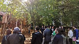 Die Teilnehmenden des Rundgangs besuchten verschiedene Orte im Quartier. (Bild: Liane Fiebig, QM Gropiusstadt-Nord)