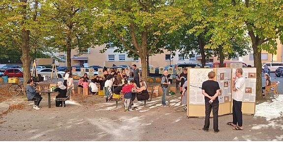 Mit einer Aktion auf dem Kastanienplatz fanden am 8. September 2021 die Wahlen zu Quartiersrat und Aktionsfondsjury im QM-Gebiet Wassertorplatz statt. (Bild: QM Wassertorplatz)