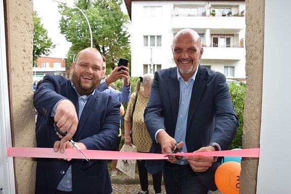 Bezirksstadtrat Matthias Steuckardt (li.) und der Staatssekretär für Wohnen und Mieterschutz, Stephan Machulik, eröffneten symbolisch das Büro. (Bild: QM Germaniagarten)
