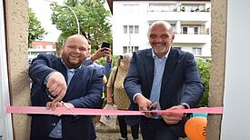 Bezirksstadtrat Matthias Steuckardt (li.) und der Staatssekretär für Wohnen und Mieterschutz, Stephan Machulik, eröffneten symbolisch das Büro. (Bild: QM Germaniagarten)
