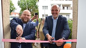 Bezirksstadtrat Matthias Steuckardt (li.) und der Staatssekretär für Wohnen und Mieterschutz, Stephan Machulik, eröffneten symbolisch das Büro. (Bild: QM Germaniagarten)