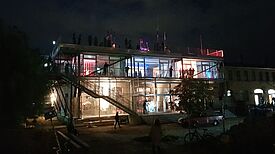 Besonders bei Nacht gut zu erkennen: die transparente Außenfassade des neuen Erweiterungsbaus. (Bild: QM Beusselstraße)