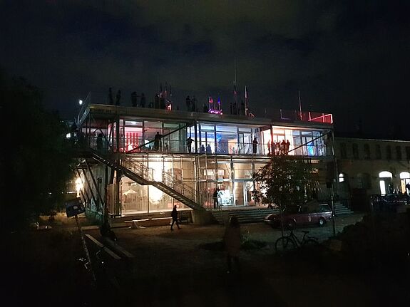 Besonders bei Nacht gut zu erkennen: die transparente Außenfassade des neuen Erweiterungsbaus. (Bild: QM Beusselstraße)