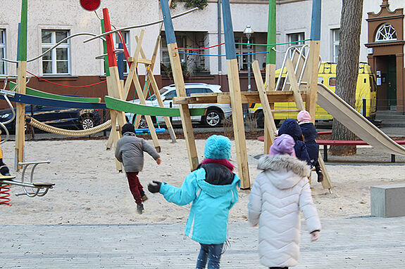 Kinder testen den umgestalteten Spielplatz. Bild: QM Ganghoferstraße