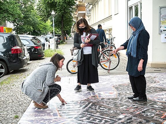 Auf einer überdimensionalen Karte zeigen die Anwohnenden ihre Lieblingsorte im Kiez.  Bild: Andrei Schnell, Sulamith Sallmann