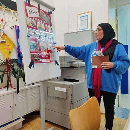 Nach dem Gemeinschaftsfrühstück bot sich die Gelegenheit die Arbeit der Stadtteilmütter näher kennenzulernen. (Bild: Birgit Leiß)