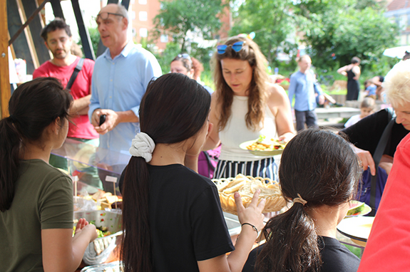 Dank Nachbarschaftsspenden wartete auf die Gäste ein volles Buffet. Bild: QM Ganghoferstraße