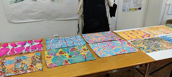 Die entstandenen Ebru-Bilder zeigen die vielfältigen Möglichkeiten dieser einzigartigen Maltechnik. (Bild: Birgit Leiß / Webredaktion)