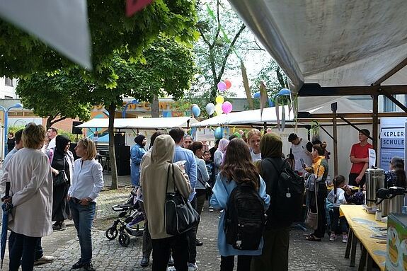 Beim Nachbarschaftsfest kamen Nachbarinnen und Nachbarn miteinander ins Gespräch. (Bild: H. Heiland)