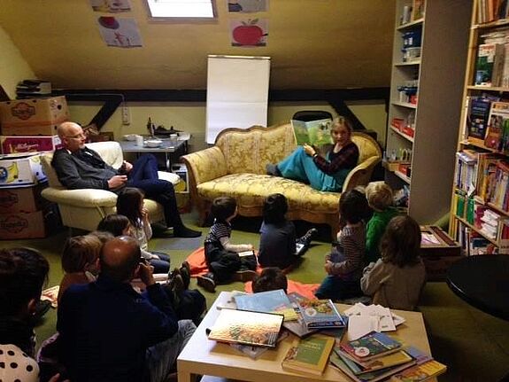 Gespannt lauschen die Kinder einer Geschichte. Foto: Rebecca Haertel, Berliner Büchertisch e.V.
