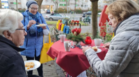 Ehrenamtliche aus dem Quartier High-Deck-Siedlung genießen nach ihrer Ehrung noch das gesellige Beisammensein. (Bild: QM H. Heiland u. QM High-Deck-Siedlung/Sonnenallee Süd W+P GmbH)