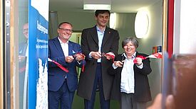 Bezirksstadtrat Falko Liecke, Neuköllns Bezirksbürgermeister Martin Hikel und Katrin Lompscher (v.l.) bei der feierlichen Eröffnung des Gebäudes. Bild: H. Heiland