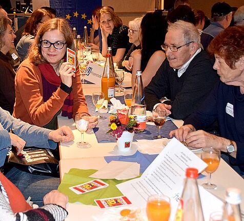 Mithilfe Fragenkarten konnten sich die Gäste untereinander besser kennenlernen. Bild: Undine Ungethüm 