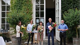 Das QM-Team Körnerpark nimmt Abschied: Lamia Toprak, Wera Bille Saldanha, Dr. Astrid Tag, Ulli Lautenschläger (v.l.n.r.) sowie Patrik Börner vom KörnerKiezRat. Bild: Elena Koßmann