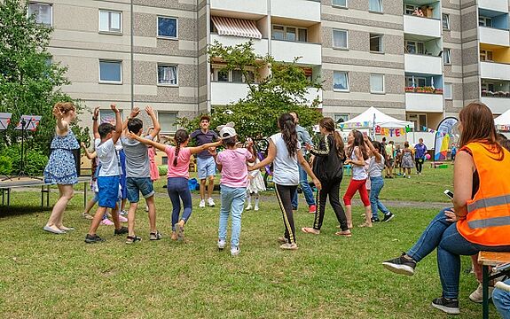 Im begrünten Innenhof konnten die Kinder unbeschwert herumtollen. Bild: QM Falkenhagener Feld West